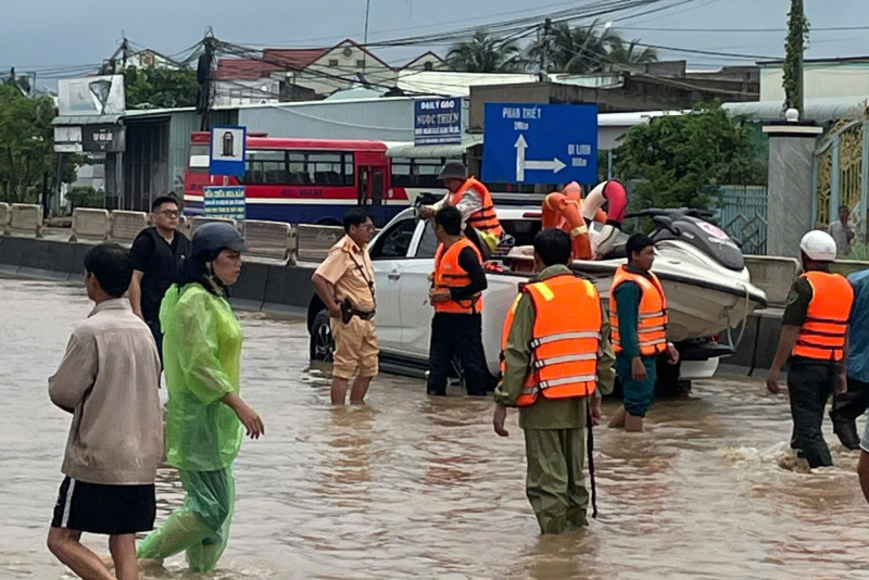 Công an Lâm Đồng xuyên đêm ngược dòng lũ dữ cứu dân -0