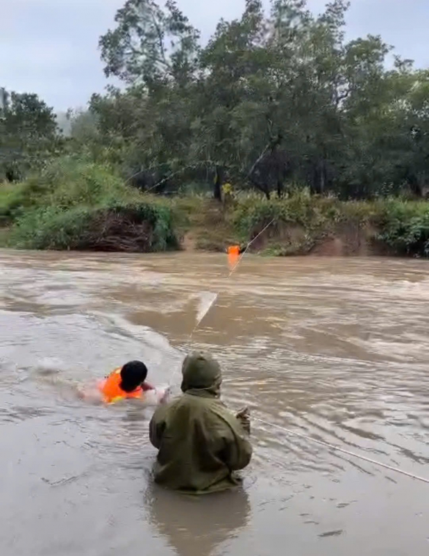 Giải cứu 6 cán bộ đo đạc dự án hồ Kapet bị lũ cô lập suốt đêm -0
