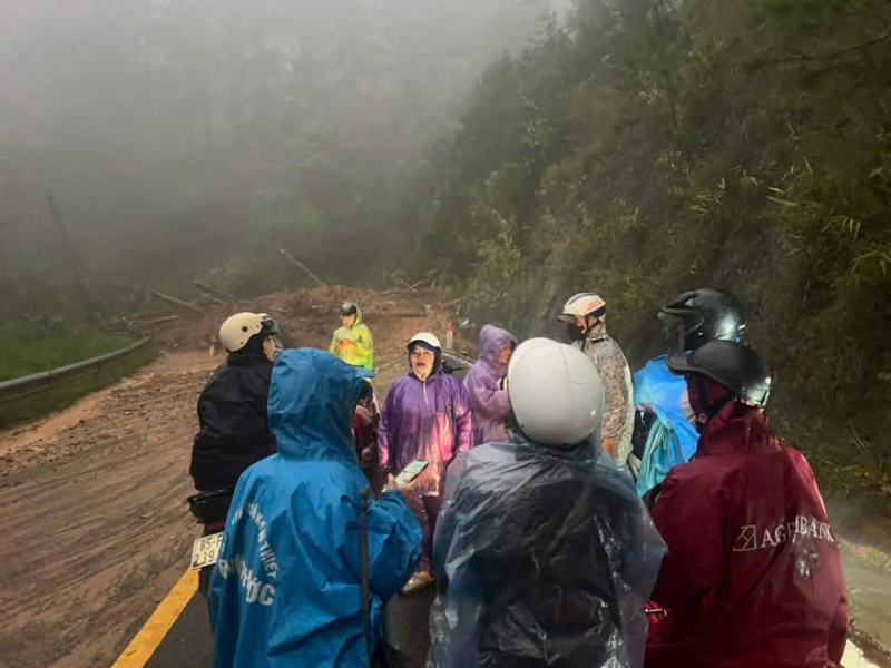 Mưa xuyên đêm, nhiều nơi ở Lâm Đồng sạt lở, ngập sâu trong nước -0