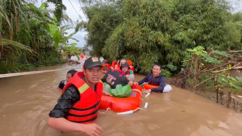 Công an Lâm Đồng xuyên đêm ngược dòng lũ dữ cứu dân -0