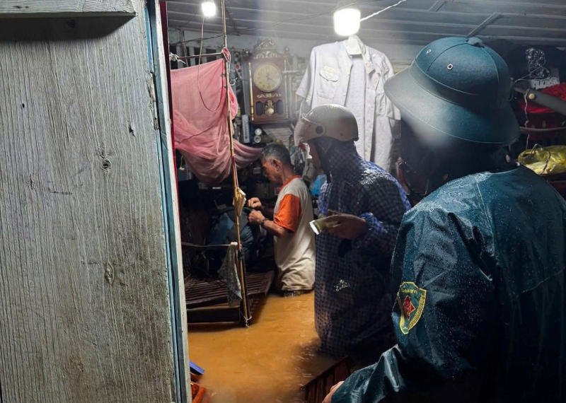 Mưa xuyên đêm, nhiều nơi ở Lâm Đồng sạt lở, ngập sâu trong nước -0