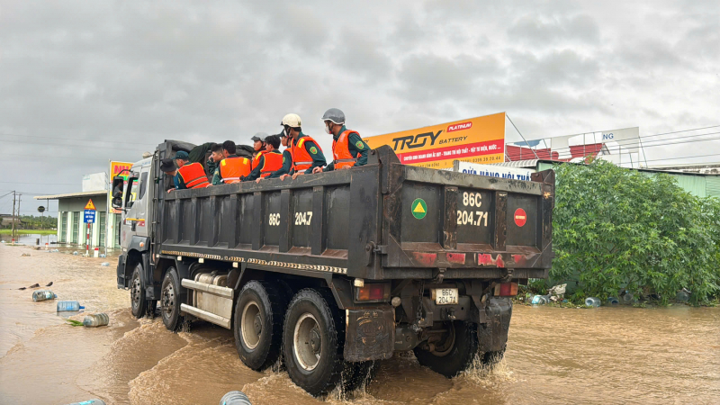 A água da enchente retorna, fluindo como um rio na Rodovia 1-0.