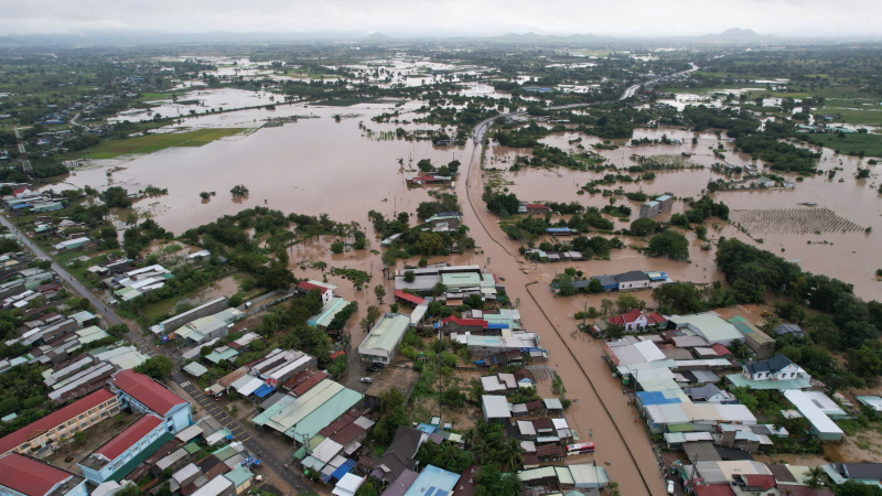 A água da enchente retorna, fluindo como um rio na Rodovia 1-0.