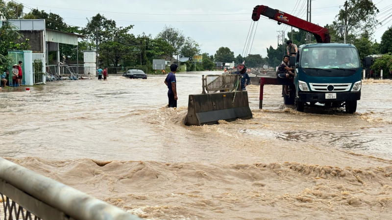A água da enchente retorna, fluindo como um rio na Rodovia 1-0.