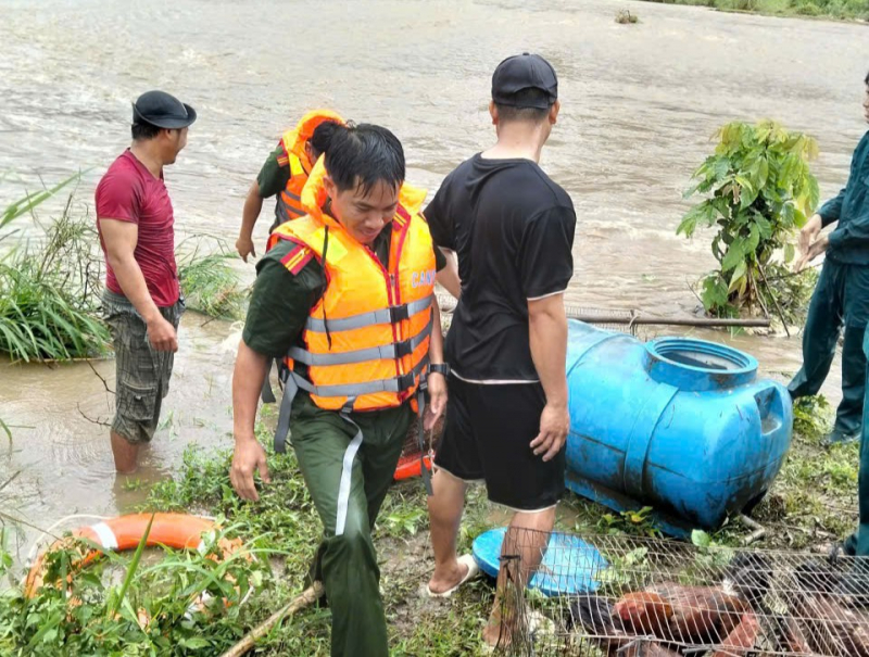 Công an Lâm Đồng xuyên đêm ngược dòng lũ dữ cứu dân -0
