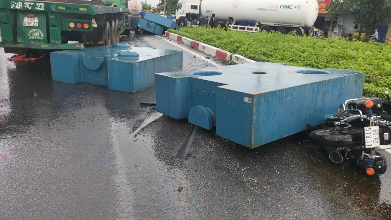 Z kontejneru vypadly čtyři železné bloky o hmotnosti desítek tun, které srazily motocyklistu na silnici -0