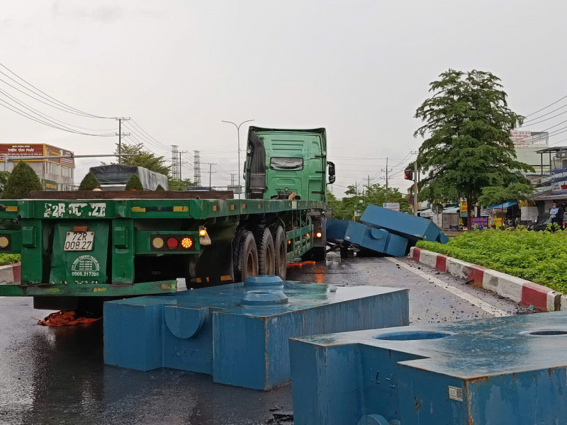 Čtyři železné bloky o hmotnosti desítek tun vypadly z kontejneru a srazily motocyklistu na silnici -1