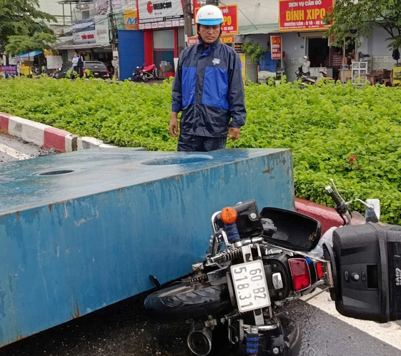 Z kontejneru vypadly čtyři železné bloky o hmotnosti desítek tun, které srazily motocyklistu na silnici -2