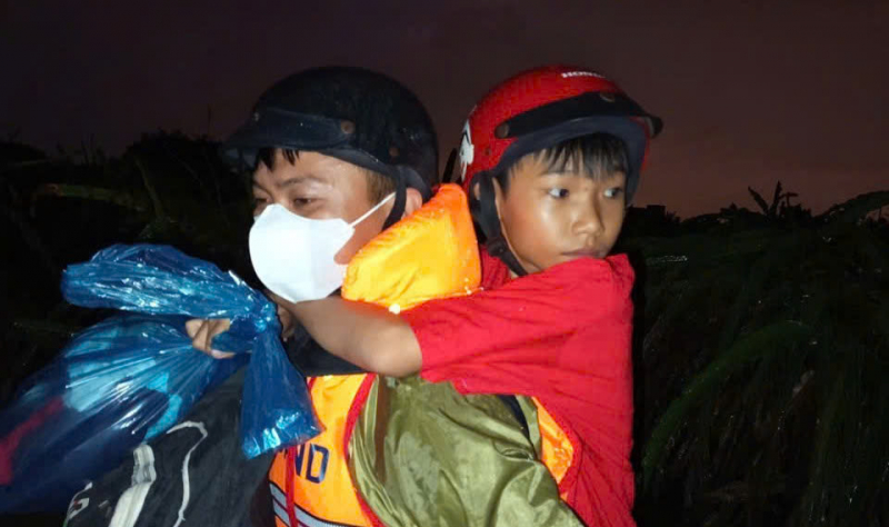 Cảnh sát Cơ động xung kích cứu dân trong lũ dữ -0