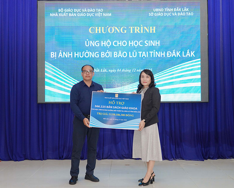 Nhà xuất bản Giáo dục Việt Nam tiếp tục hỗ trợ hàng trăm ngàn cuốn sách giáo khoa cho học sinh tỉnh Đắk Lắk và Gia Lai -0