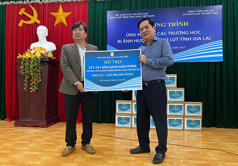 Nhà xuất bản Giáo dục Việt Nam tiếp tục hỗ trợ hàng trăm ngàn cuốn sách giáo khoa cho học sinh tỉnh Đắk Lắk và Gia Lai -0