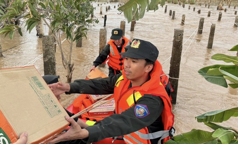 Cảnh sát Cơ động giăng dây, tiếp tế thực phẩm cho các gia đình bị cô lập -0