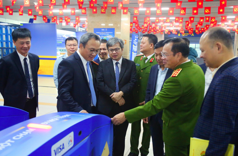Thượng tướng Nguyễn Văn Long, Thứ trưởng Bộ Công an trải nghiệm hệ thống kiểm soát vé tự động mới tại nhà ga đường sắt đô thị Cát Linh-Hà Đông -0