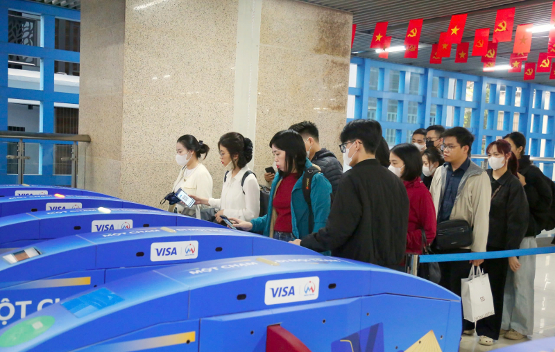 Thượng tướng Nguyễn Văn Long, Thứ trưởng Bộ Công an trải nghiệm hệ thống kiểm soát vé tự động mới tại nhà ga đường sắt đô thị Cát Linh-Hà Đông -0