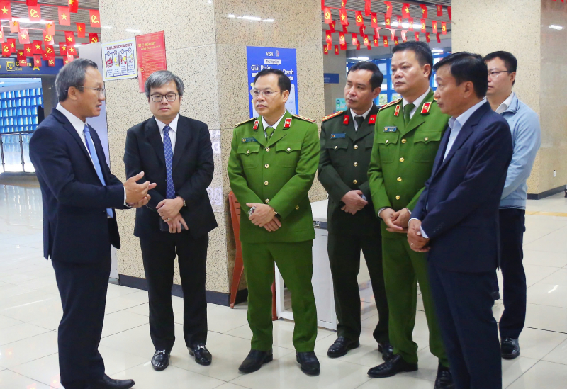 Thượng tướng Nguyễn Văn Long, Thứ trưởng Bộ Công an trải nghiệm hệ thống kiểm soát vé tự động mới tại nhà ga đường sắt đô thị Cát Linh-Hà Đông -0