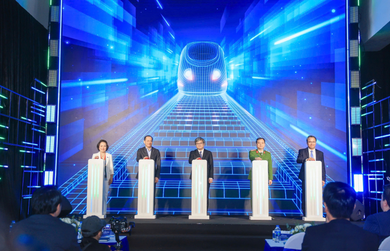 Thượng tướng Nguyễn Văn Long, Thứ trưởng Bộ Công an trải nghiệm hệ thống kiểm soát vé tự động mới tại nhà ga đường sắt đô thị Cát Linh-Hà Đông -0