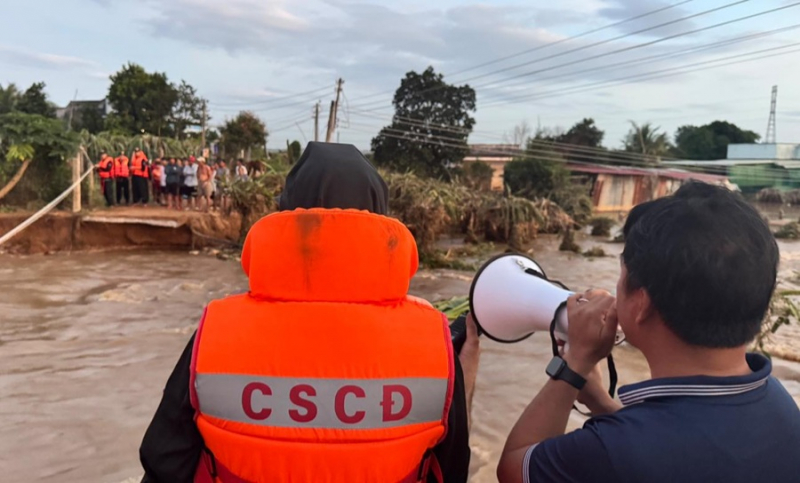 Cảnh sát Cơ động giăng dây, tiếp tế thực phẩm cho các gia đình bị cô lập -0