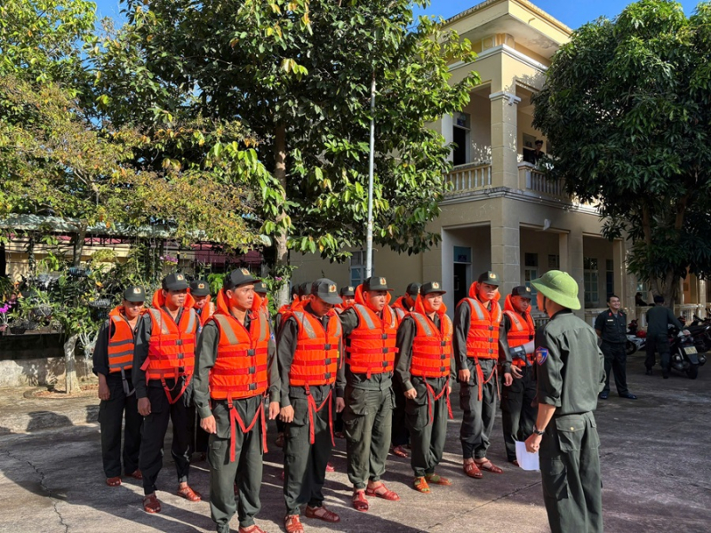 Nhân dân phía Đông tỉnh Lâm Đồng trắng đêm ứng phó với lũ lụt -0