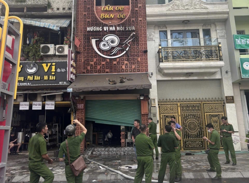 Vụ cháy quán bún ốc khiến 4 người tử vong: Tòa nhà làm quán ăn bị bít bùng, không lối thoát hiểm -1