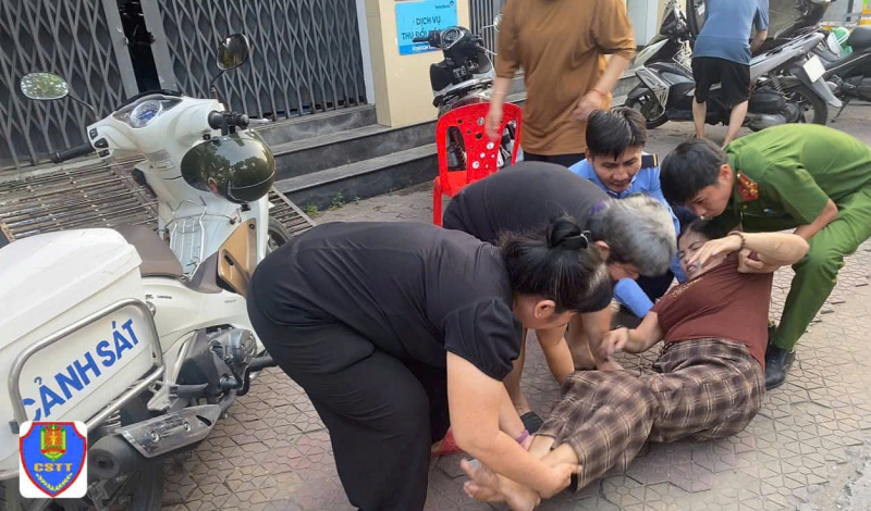Hai cán bộ Tổ Cảnh sát trật tự Công an phường kịp thời cứu giúp hai người dân gặp nạn -1