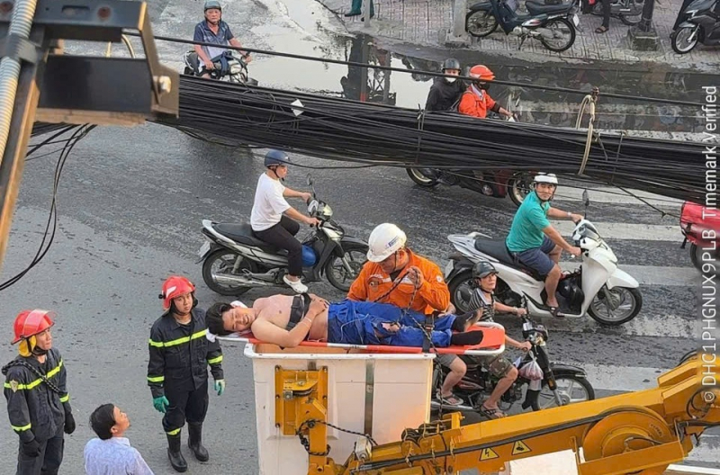 Hai cán bộ Tổ Cảnh sát trật tự Công an phường kịp thời cứu giúp hai người dân gặp nạn -2