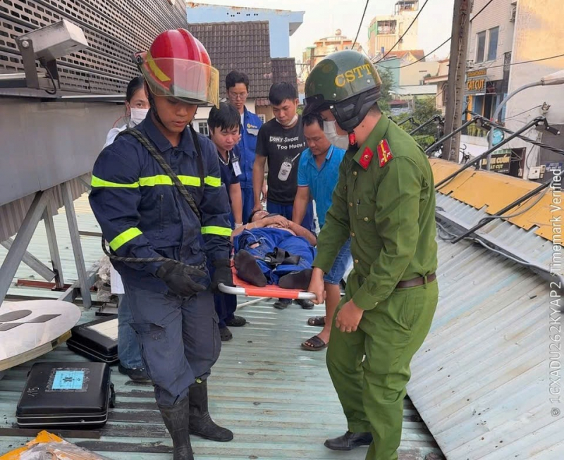 Hai cán bộ Tổ Cảnh sát trật tự Công an phường kịp thời cứu giúp hai người dân gặp nạn -3