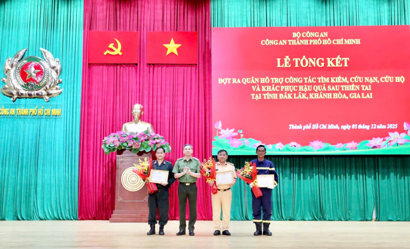 Những hình ảnh đẹp của CBCS Công an TP Hồ Chí Minh hết lòng vì người dân vùng bão lũ  -0