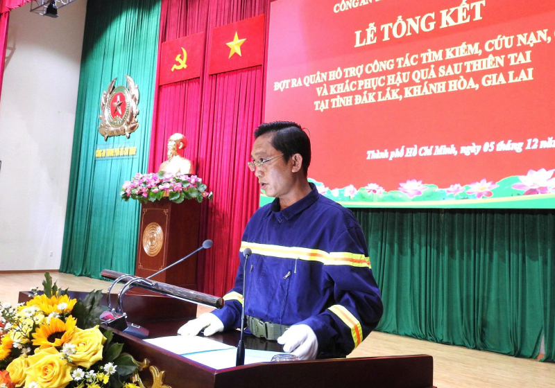 Những hình ảnh đẹp của CBCS Công an TP Hồ Chí Minh hết lòng vì người dân vùng bão lũ  -1