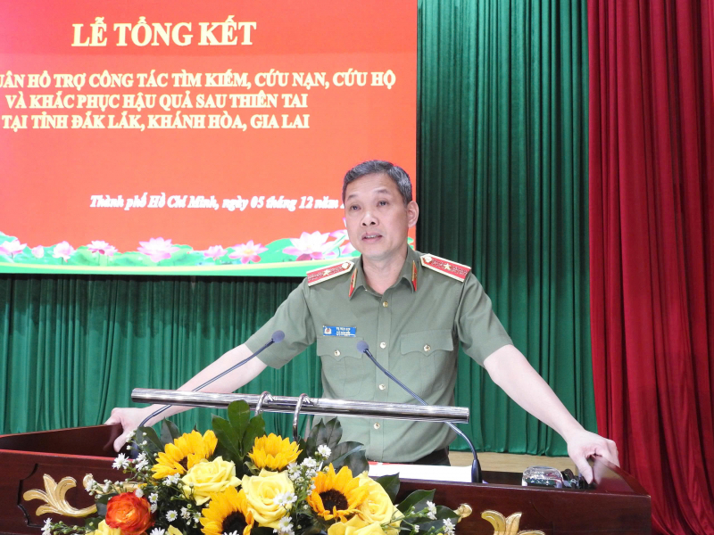 Những hình ảnh đẹp của CBCS Công an TP Hồ Chí Minh hết lòng vì người dân vùng bão lũ  -2