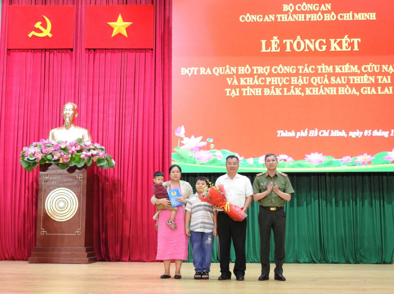 Những hình ảnh đẹp của CBCS Công an TP Hồ Chí Minh hết lòng vì người dân vùng bão lũ  -3