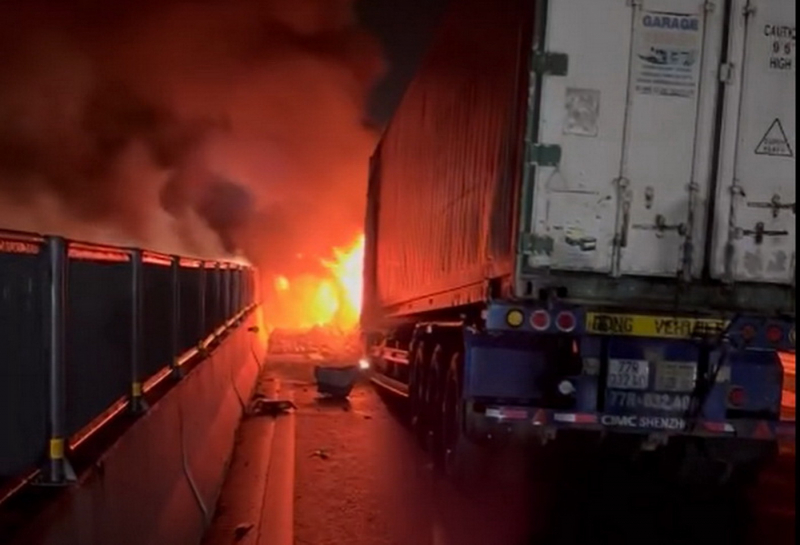  Cháy liên hoàn 3 chiếc xe tải đang vận hành trên đường cao tốc Vân Phong Nha Trang -0