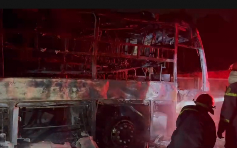  Cháy liên hoàn 3 chiếc xe tải đang vận hành trên đường cao tốc Vân Phong Nha Trang -0