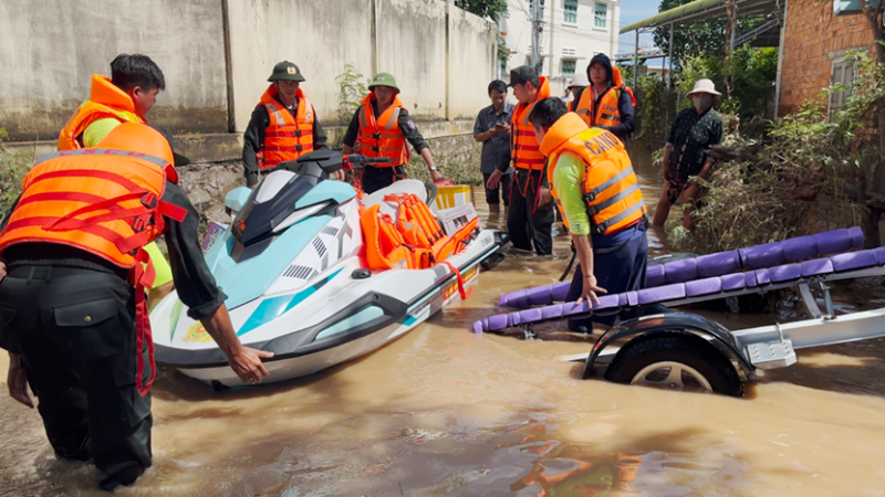 Công an tỉnh Lâm Đồng tập trung lực lượng cứu nạn, cứu hộ và hỗ trợ người dân tại các khu vực bị cô lập -0