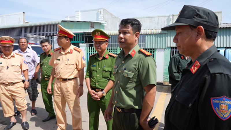Công an tỉnh Lâm Đồng tập trung lực lượng cứu nạn, cứu hộ và hỗ trợ người dân tại các khu vực bị cô lập -0
