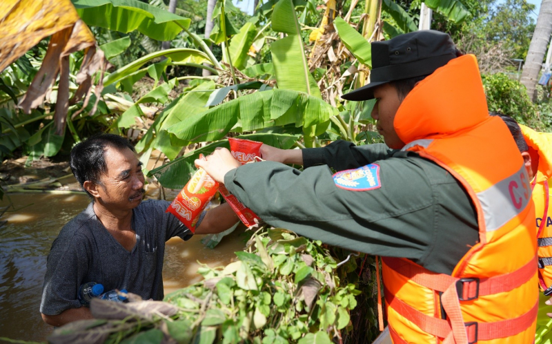 Công an tỉnh Lâm Đồng tập trung lực lượng cứu nạn, cứu hộ và hỗ trợ người dân tại các khu vực bị cô lập -0