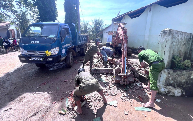 Công an tỉnh Lâm Đồng tập trung lực lượng cứu nạn, cứu hộ và hỗ trợ người dân tại các khu vực bị cô lập -0