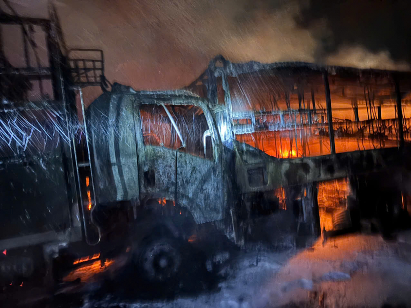  Cháy liên hoàn 3 chiếc xe tải đang vận hành trên đường cao tốc Vân Phong Nha Trang -0