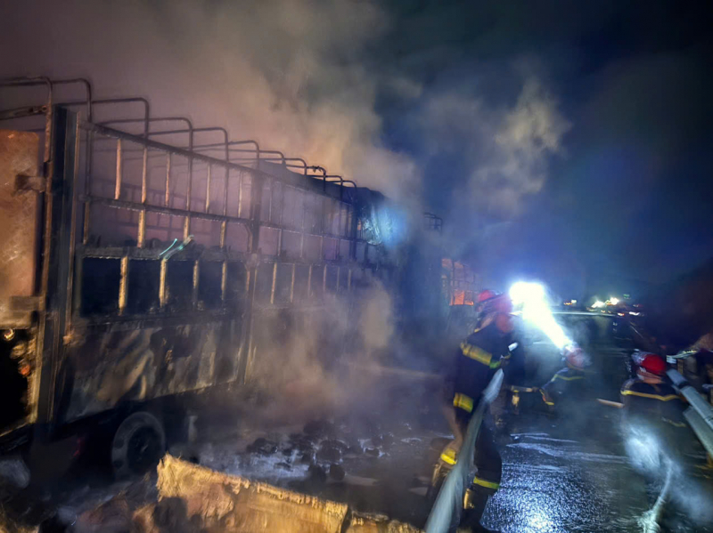  Cháy liên hoàn 3 chiếc xe tải đang vận hành trên đường cao tốc Vân Phong Nha Trang -0