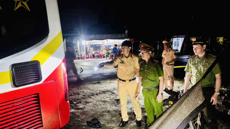 Ô tô khách bất ngờ lao lên lề khiến 3 người thương vong -0