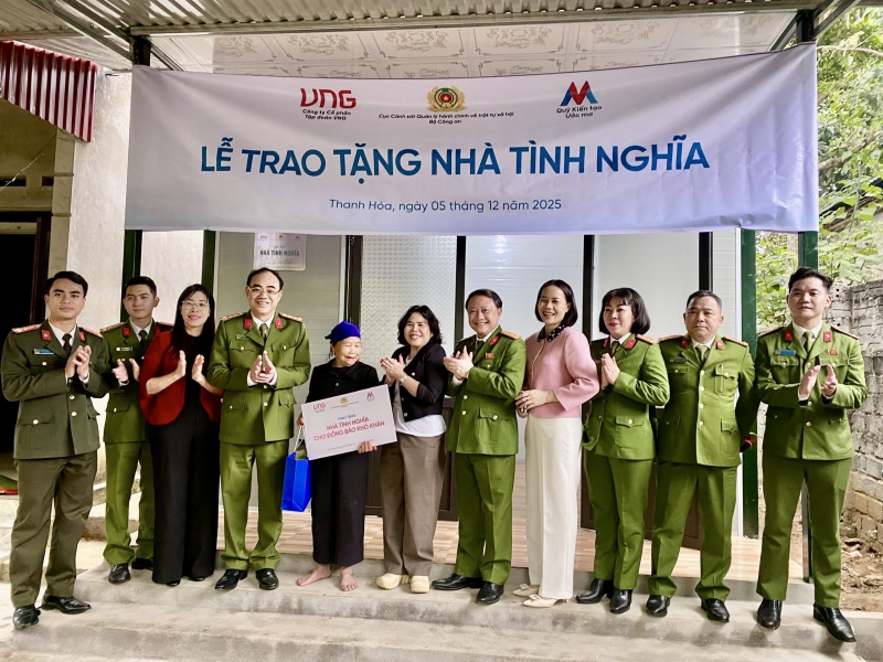 Trao tặng 23 căn nhà tình nghĩa, phát thuốc miễn phí cho các hộ nghèo và người dân vùng lũ -0