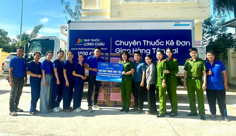 Trao tặng 23 căn nhà tình nghĩa, phát thuốc miễn phí cho các hộ nghèo và người dân vùng lũ -0