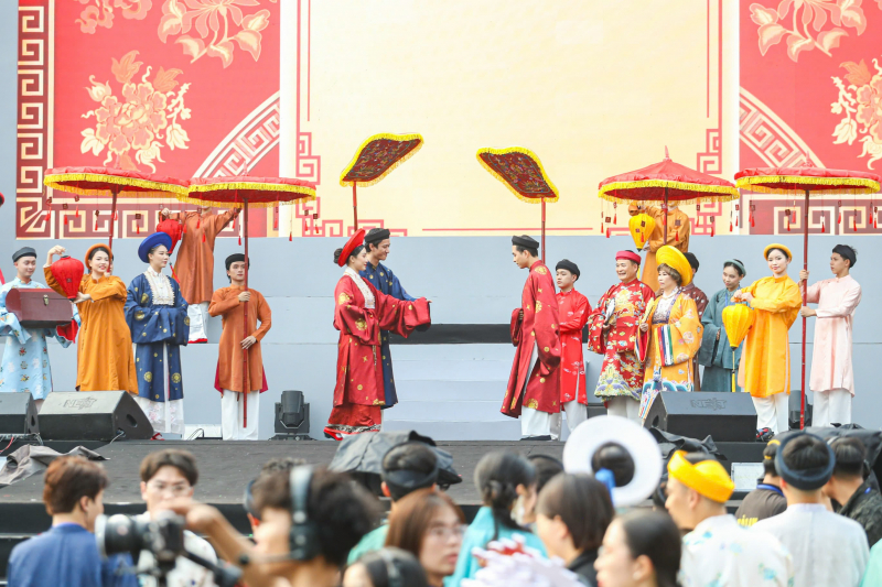 Tái hiện lễ rước dâu truyền thống quanh không gian đi bộ hồ Hoàn Kiếm -0