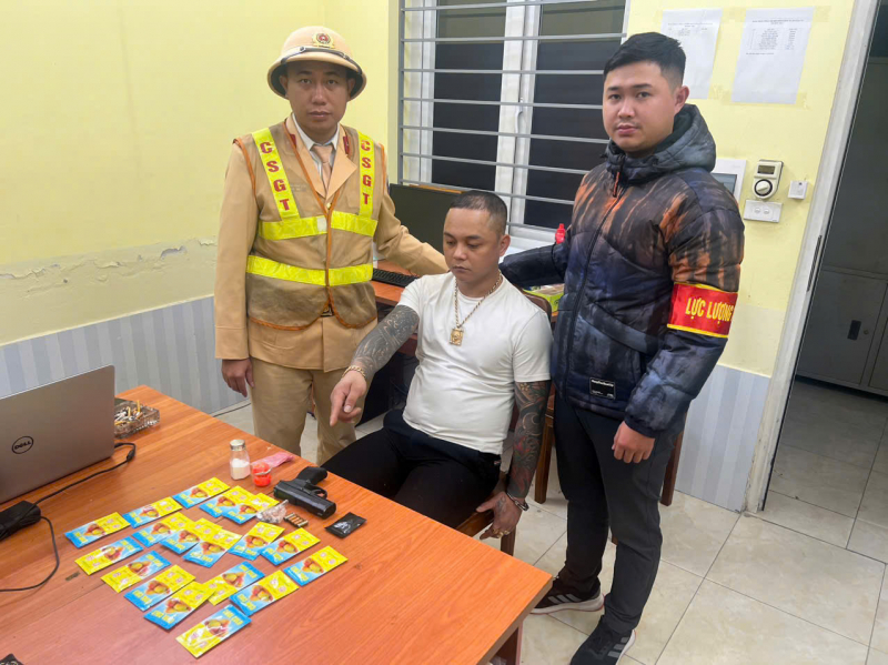 Cảnh sát 141 khống chế đối tượng xăm trổ thủ súng đạn và ma túy -0