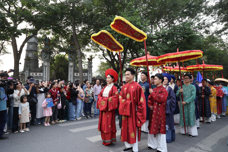 Tái hiện lễ rước dâu truyền thống quanh không gian đi bộ hồ Hoàn Kiếm -0