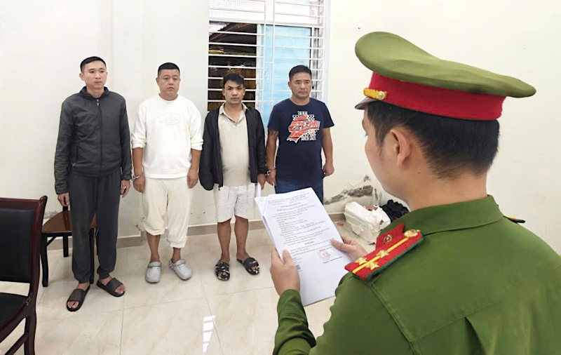 Khởi tố 4 đối tượng khống chế, bắt giữ trái phép con bạc  -0