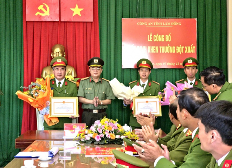 Khen thưởng Công an phường bắt nhanh đối tượng trộm tài sản của hoa hậu Mexico  -0