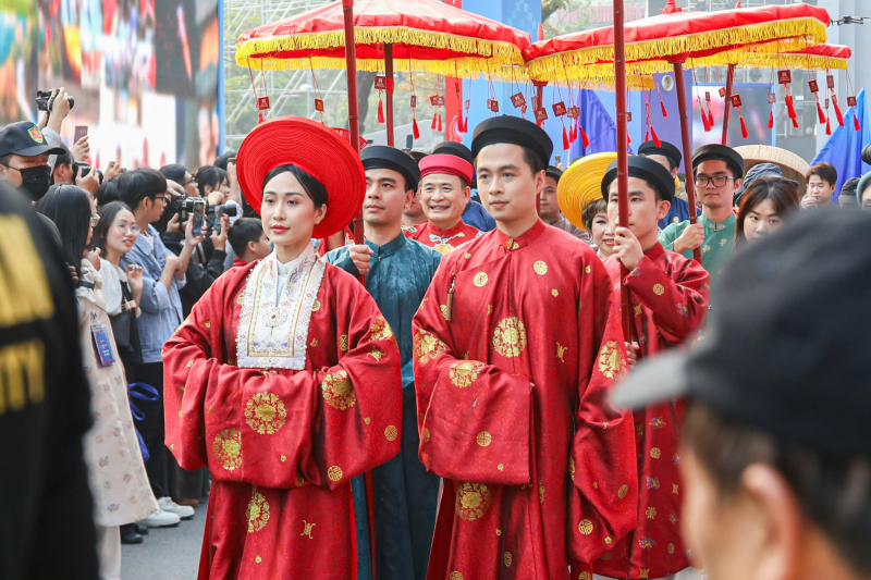 Tái hiện lễ rước dâu truyền thống quanh không gian đi bộ hồ Hoàn Kiếm -1