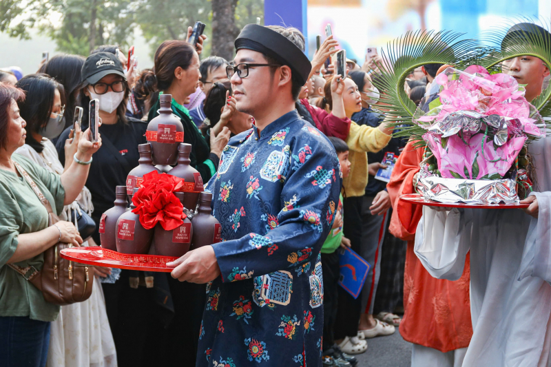 Tái hiện lễ rước dâu truyền thống quanh không gian đi bộ hồ Hoàn Kiếm -1