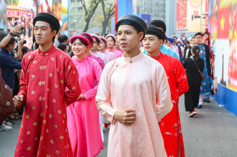 Tái hiện lễ rước dâu truyền thống quanh không gian đi bộ hồ Hoàn Kiếm -2