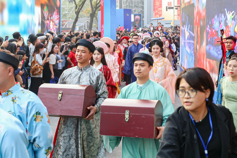 Tái hiện lễ rước dâu truyền thống quanh không gian đi bộ hồ Hoàn Kiếm -3